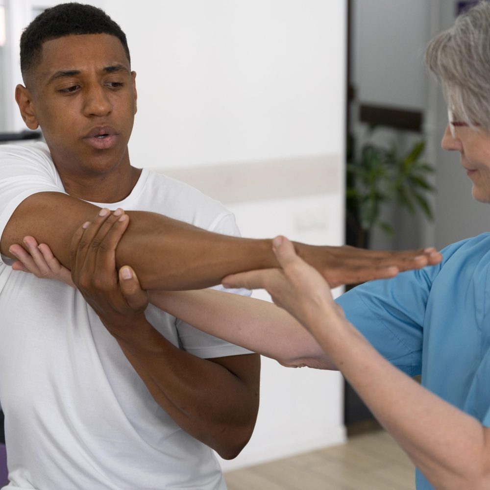 medical-assistant-helping-patient-with-physiotherapy-exercises (1)